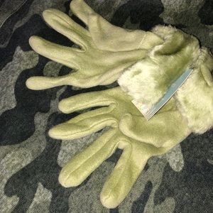 NWOT  gloves (✅3/$21 any bundles of 3+ exp 5/13/23
